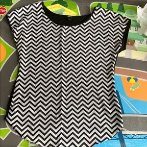 Espresso Black and White Chevron Women’s Top Size Small